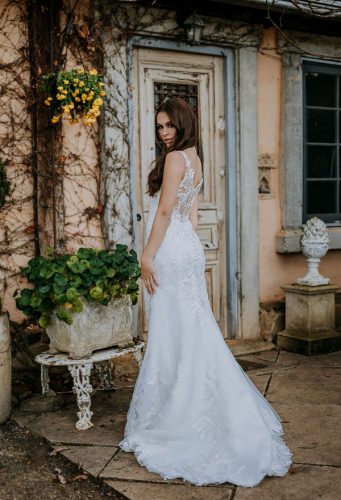 10 Types of Wedding Dresses for Broad Shoulders That Fit Well in 2024   Dresses for broad shoulders, Wedding dress types, Different types of dresses