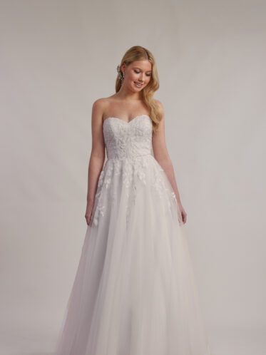 Strapless deb dress with sweet heart neckline and tulle skirt.