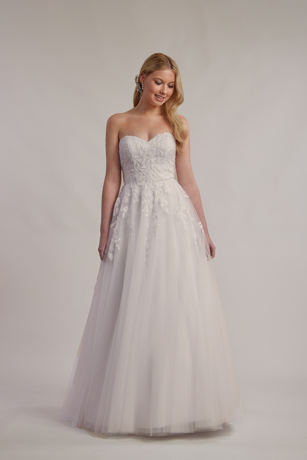 Strapless deb dress with sweet heart neckline and tulle skirt.