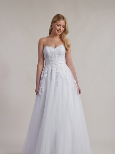 Strapless deb dress with sweet heart neckline and tulle skirt.