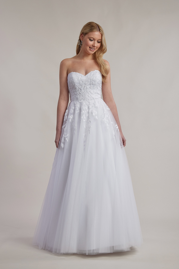 Strapless deb dress with sweet heart neckline and tulle skirt.