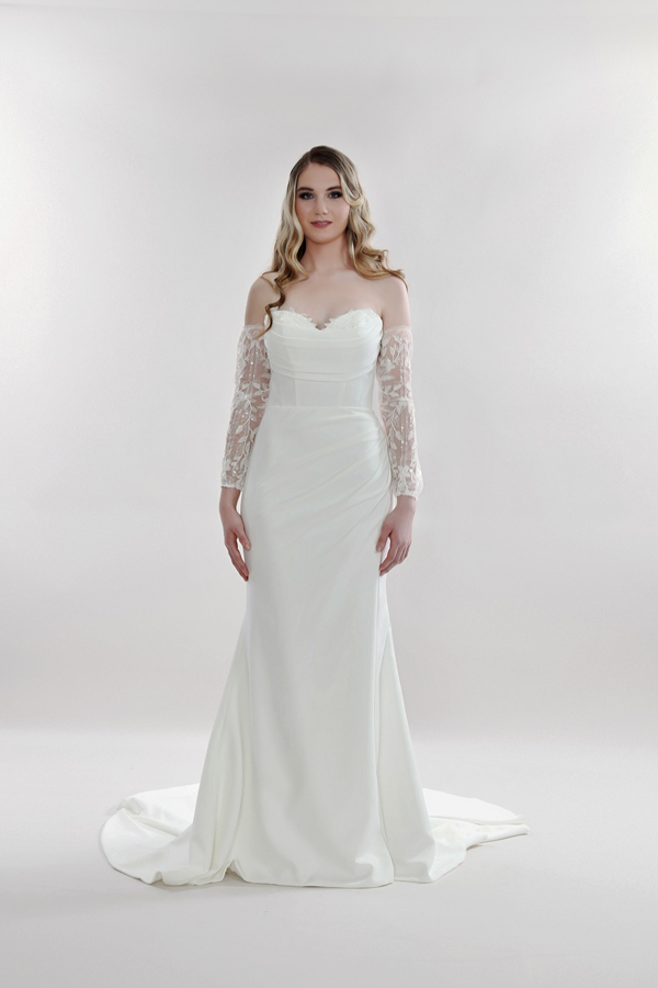 Fitted wedding dress with sleeves and split skirt